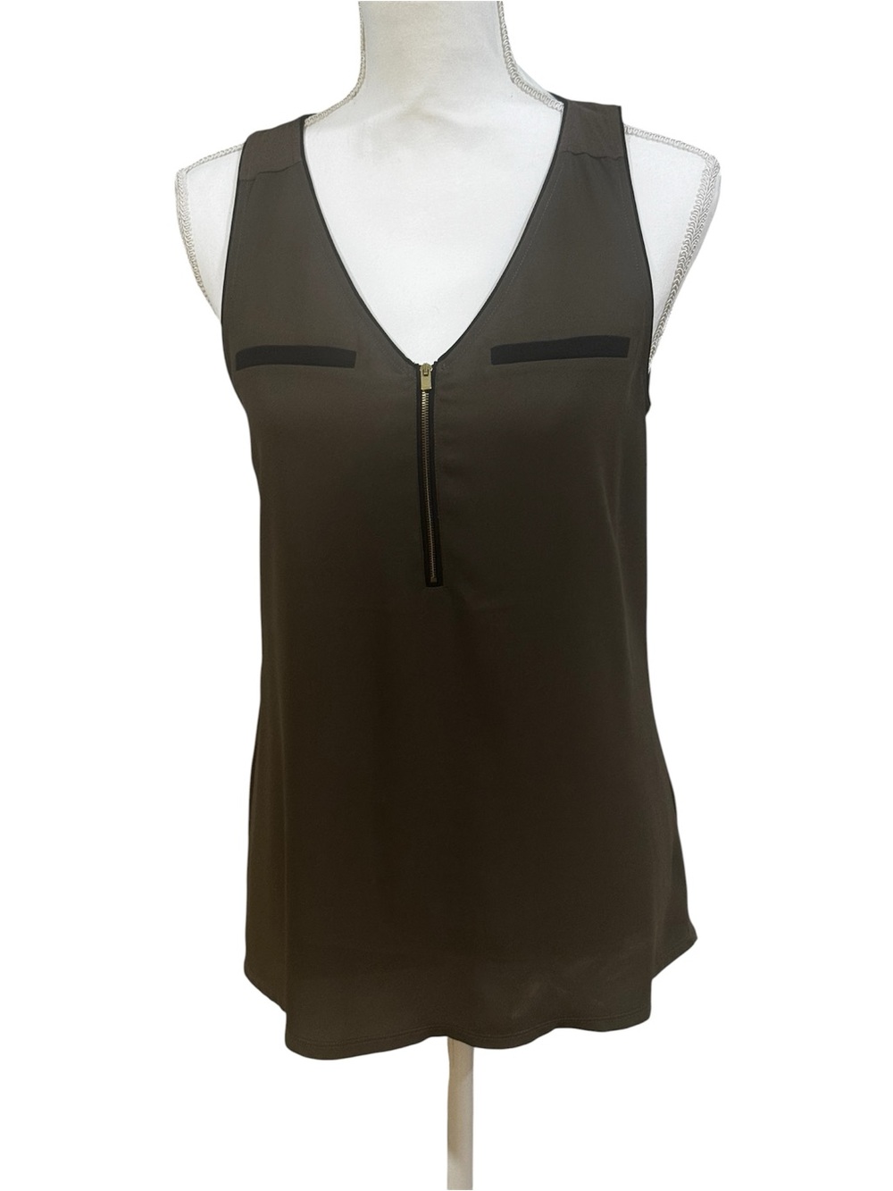 Express olive green sleeveless V-neck quarter zip blouse, black accent colors, M